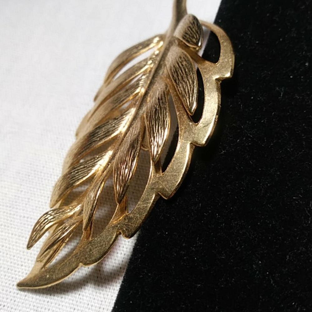 Vintage Gold Tone Tier Leaf Brooch